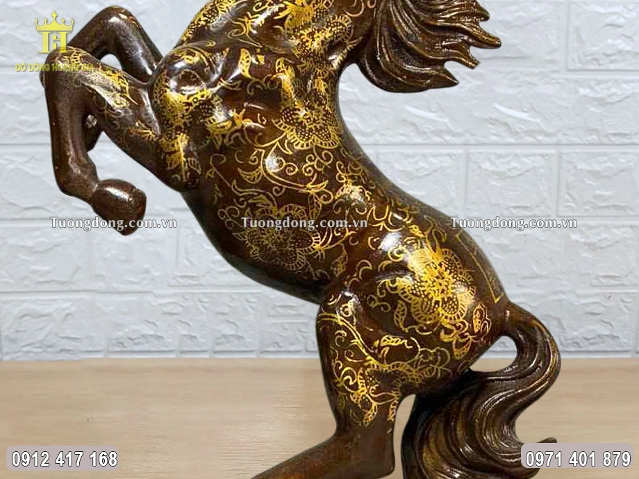 Họa tiết hoa văn được vẽ vàng 24K sang trọng